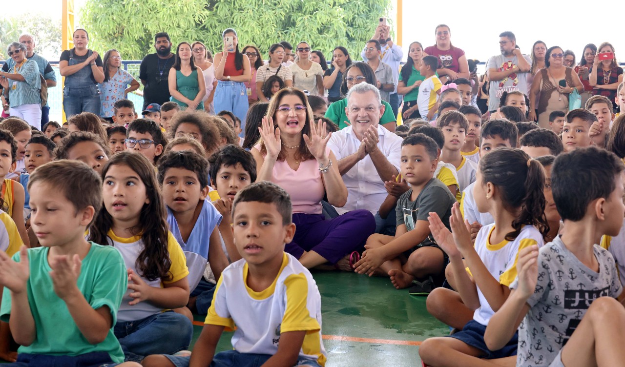 grupo de pessoas posa para a foto